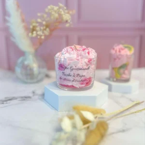 Bougie-gourmande-barbe-à-papa-grand-modèle. Un bel effet de mousse rose qui ressemble réellement à de la barbe à papa.