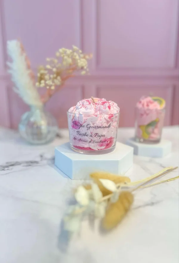 Bougie-gourmande-barbe-à-papa-grand-modèle. Un bel effet de mousse rose qui ressemble réellement à de la barbe à papa.