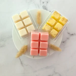 Fondants parfumés proposés en trois couleurs : jaune, rose et blanc cassé.