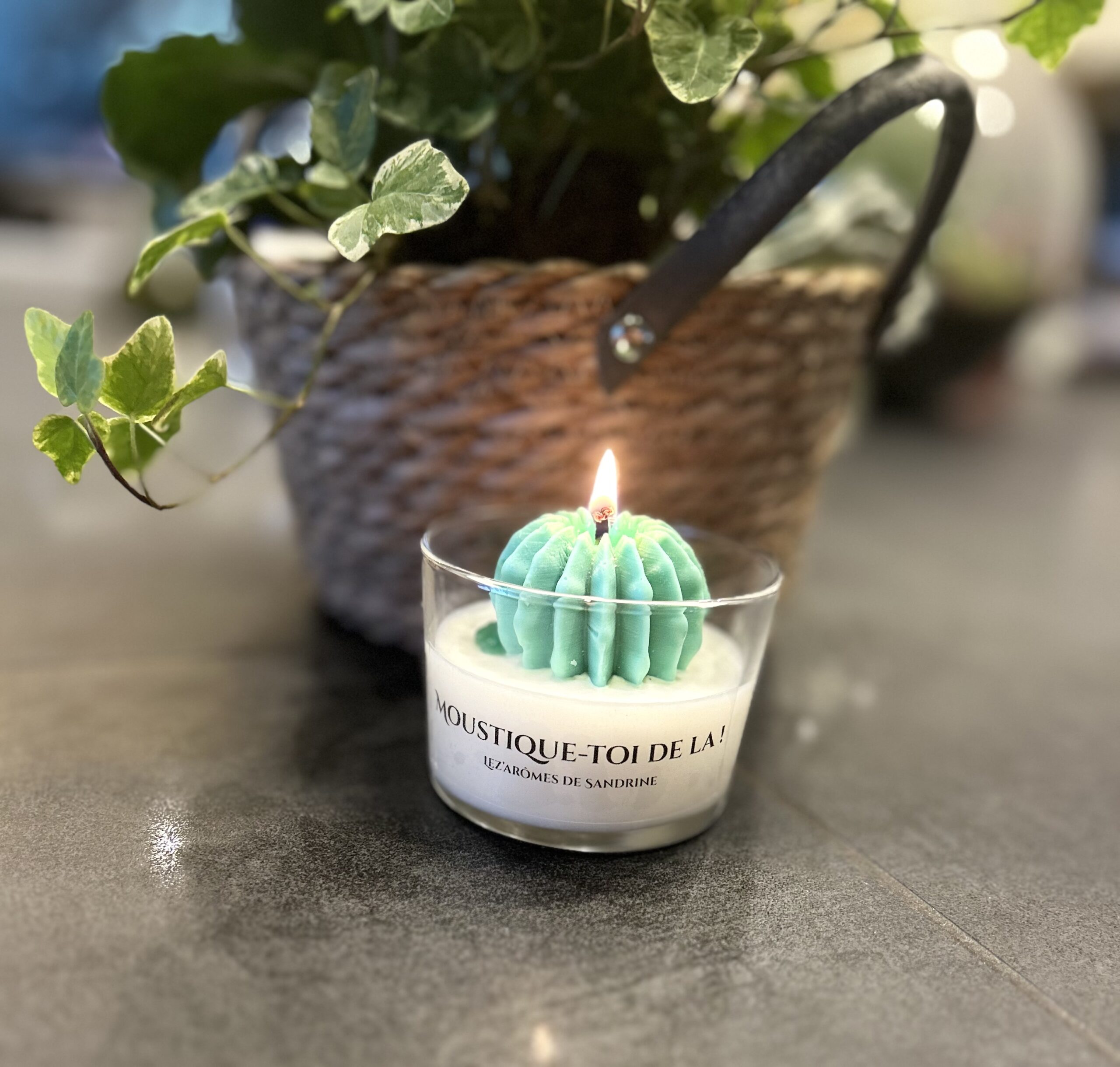 Bougie artisanale pour la fête des Mères, parfum fleur de coton, avec décoration en cire en forme de fleur rose.