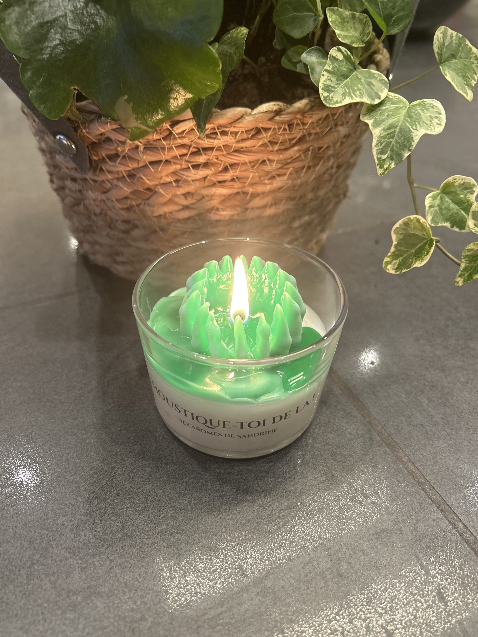 Bougie artisanale pour la fête des Mères, parfum fleur de coton, avec décoration en cire en forme de fleur rose.