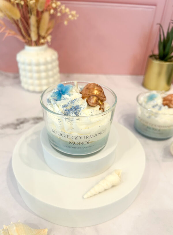 Bougie parfumée au Monoï avec chantilly de cire, décorée d’un coquillage et de fleurs en cire, par Lez’arômes de Sandrine.