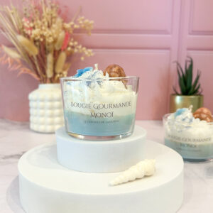 Bougie parfumée au Monoï avec chantilly de cire, décorée d’un coquillage et de fleurs en cire, par Lez’arômes de Sandrine.