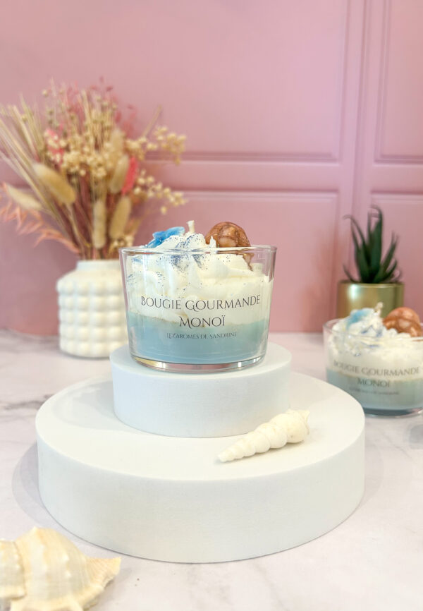 Bougie parfumée au Monoï avec chantilly de cire, décorée d’un coquillage et de fleurs en cire, par Lez’arômes de Sandrine.