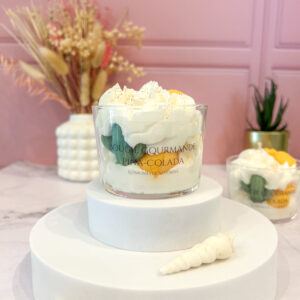 Bougie parfumée Pina Colada en chantilly de cire blanche, décorée d’ananas et d’un cactus en cire, par Lez’arômes de Sandrine.