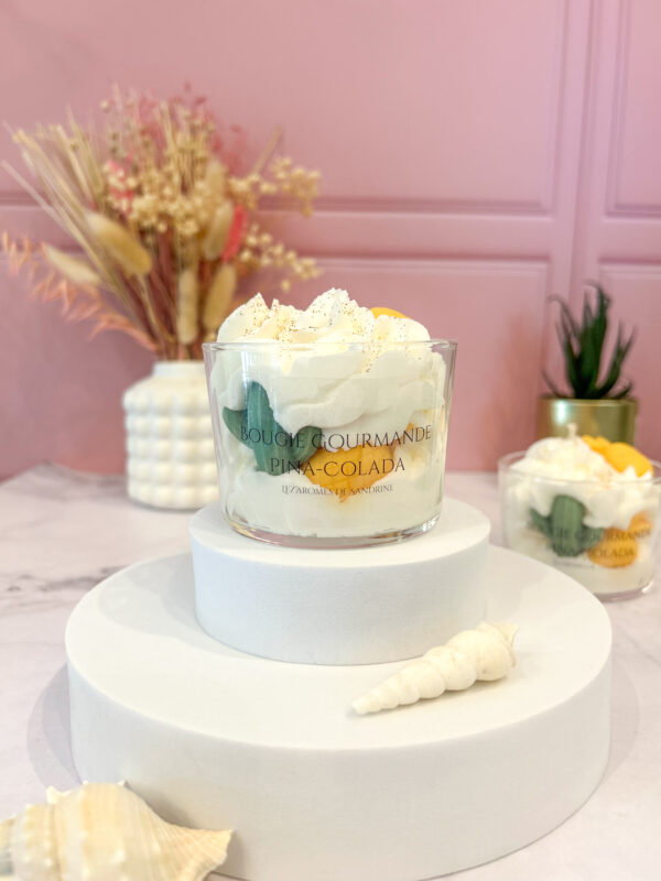 Bougie parfumée Pina Colada en chantilly de cire blanche, décorée d’ananas et d’un cactus en cire, par Lez’arômes de Sandrine.